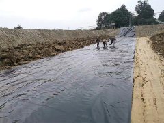 蓄水池鋪設防滲土工膜須關注邊坡防滑問題