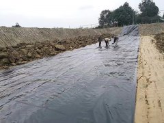 采用熱熔焊接工藝完善污水池防滲膜施工