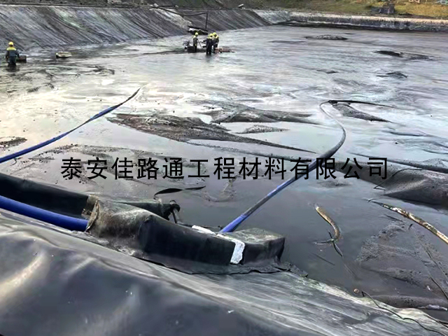 魚塘鋪設(shè)防滲土工膜時滲水該怎么辦？