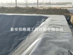 魚塘防滲膜的鋪設(shè)使用可營(yíng)造一個(gè)穩(wěn)定生態(tài)環(huán)境